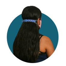 Cargar imagen en el visor de la galería, MUJER DE CABELLO LARGO DE ESPALDAS CON UN SUJETADOR O EXTENSOR DE CUBREBOCAS EN SU CABEZA